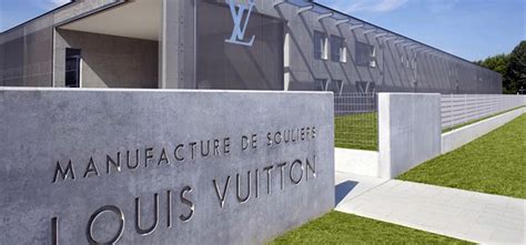 In tour nel calzaturificio Louis Vuitton di Fiesso d’Artico